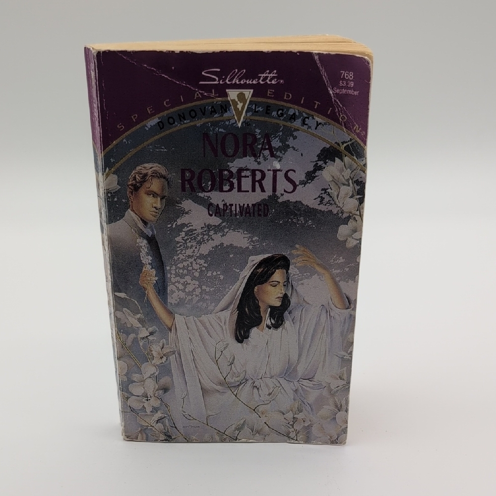 💵2/$10Bundle and Save💵Nora Roberts 'Captivated' Book